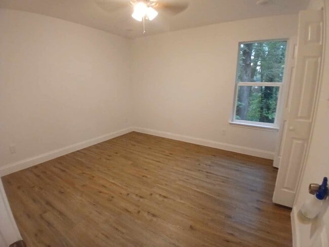 Building Photo - 119 Bluebonnet Dr