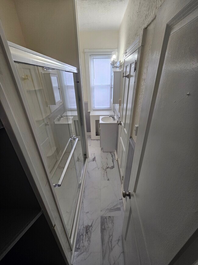 Building Photo - 132 W Douglass St