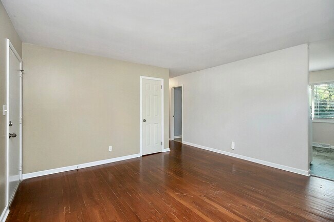 Building Photo - 2244 English Dr