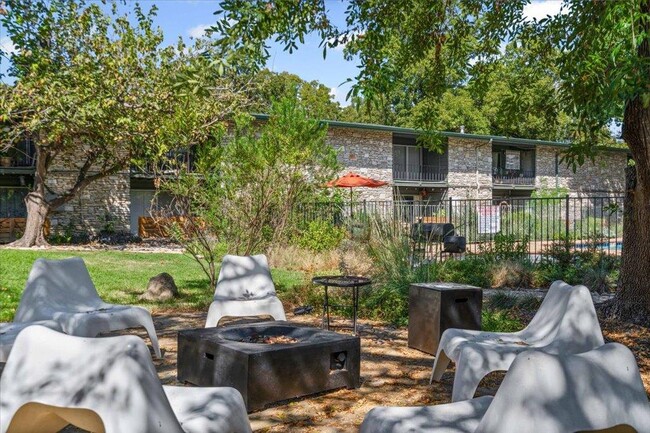Building Photo - 1304 Mariposa Dr