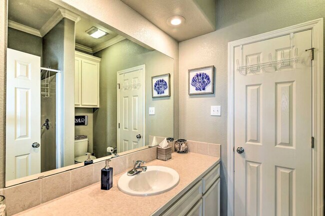 Building Photo - 3229 Castle Dr