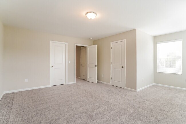 Building Photo - 561 Landing View Dr