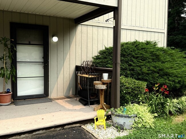 Building Photo - 8 D Pineview Dr