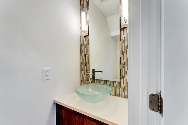 Building Photo - 406 NW 25th Ave