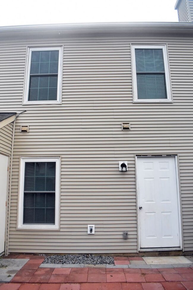 Building Photo - A Great Fairview Commons Townhome!