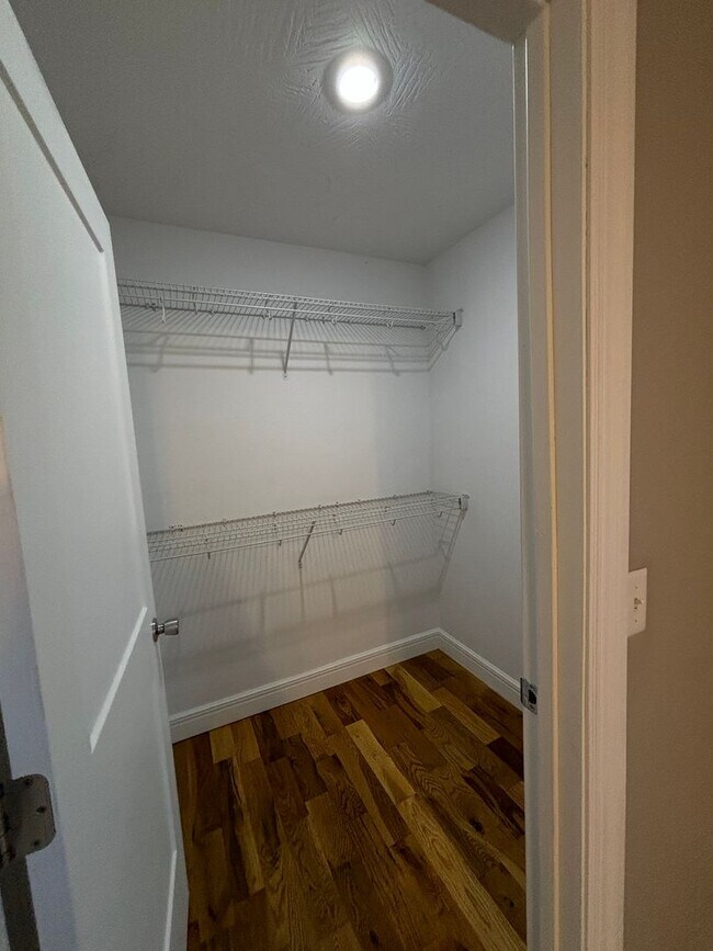 Building Photo - 1316 E Blaine St