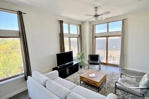 Building Photo - 2124 E 6th St