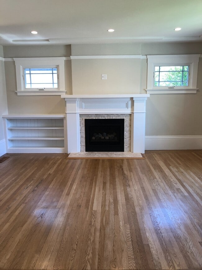 Building Photo - Remodeled House Walking Distance to Burlingame Ave