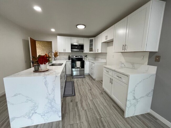 Building Photo - Downstairs 1 Bedroom Unit in Orange