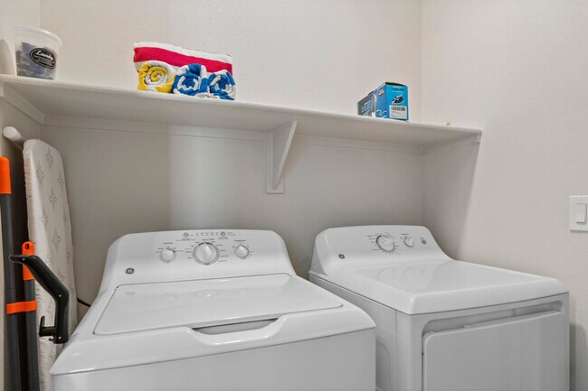 Building Photo - 711 W Broadway Rd