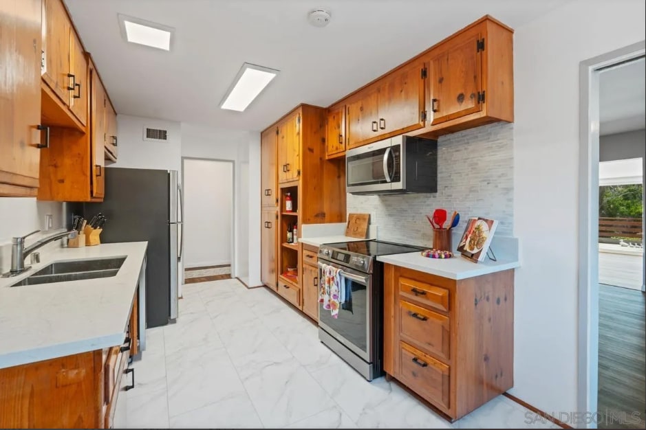 Building Photo - 8151 Beaver Lake Dr