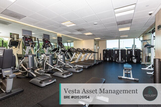 Building Photo - Luxurious High-Rise Living with Iconic San Francisco Views