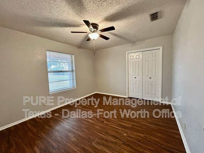 Building Photo - 2608 Oaks Dr