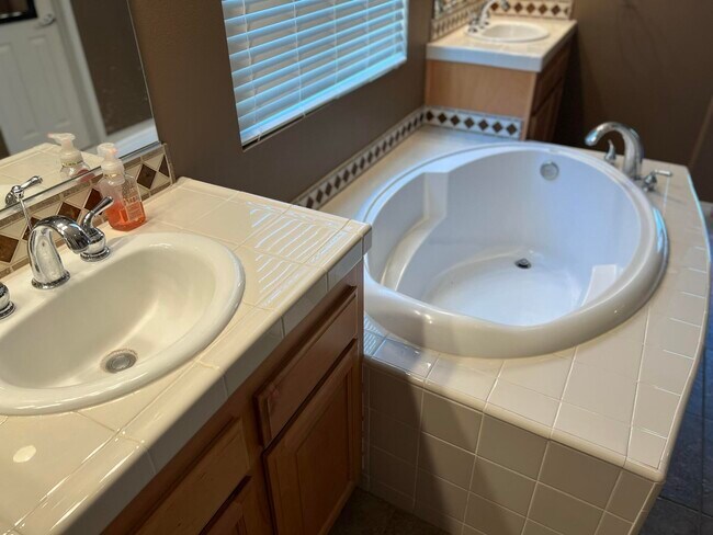 Building Photo - 59 Shoreline Dr