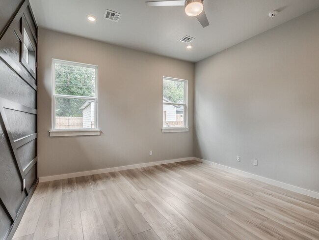 Building Photo - Spacious 4-Bedroom Home with Thoughtful De...