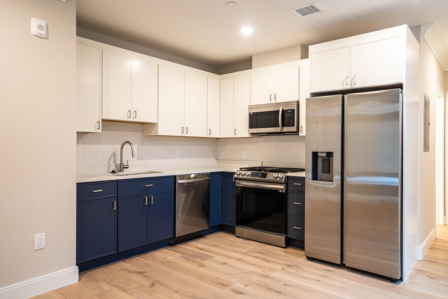 Building Photo - 157 Everett St