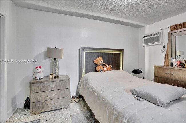 Building Photo - 458 SW 9th St