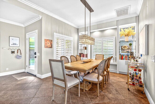 Building Photo - 10 Colonial Dr