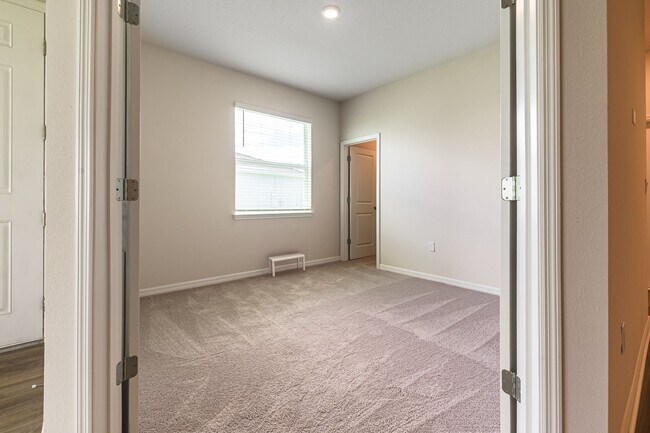 Building Photo - Turn Key Furnished 3 Bed, 2 Bath Home in S...