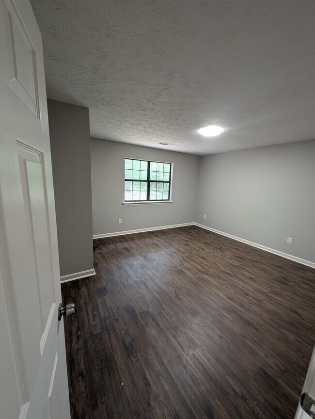 Building Photo - 105 Jennifer Ln
