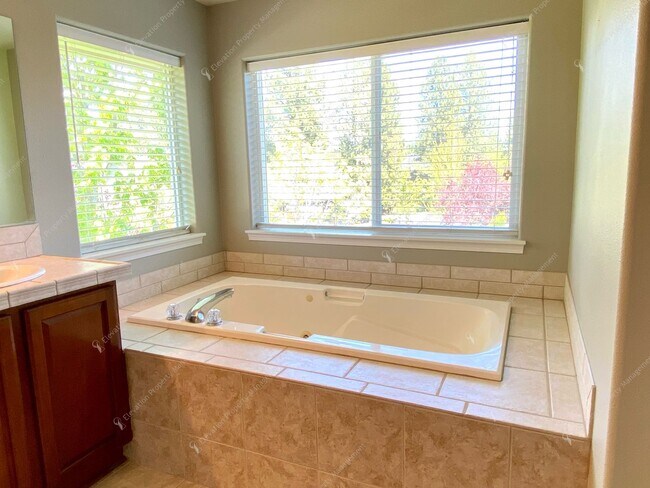 Building Photo - Spacious Corner Home in Prime SW Bend Loca...