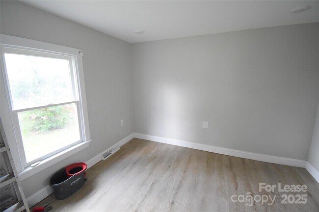 Building Photo - 665 Central Dr NW