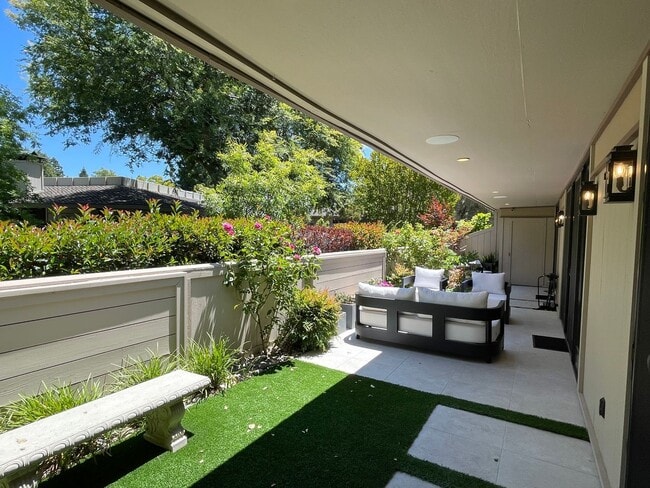 Building Photo - Luxury townhouse, close to town, easy comm...