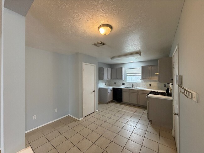 Building Photo - 7427 Briargate Dr