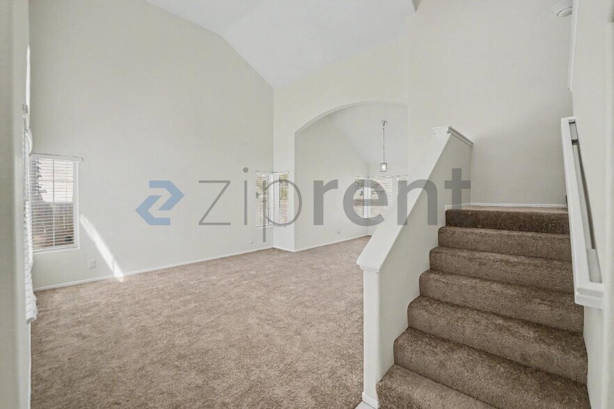 Building Photo - Unit