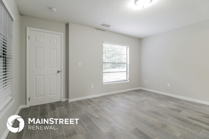 Building Photo - 2631 Maxwell Dr