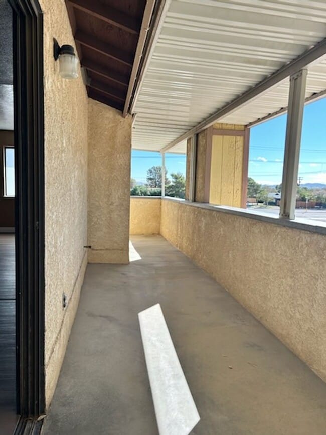 Building Photo - 912 W Graaf Ave