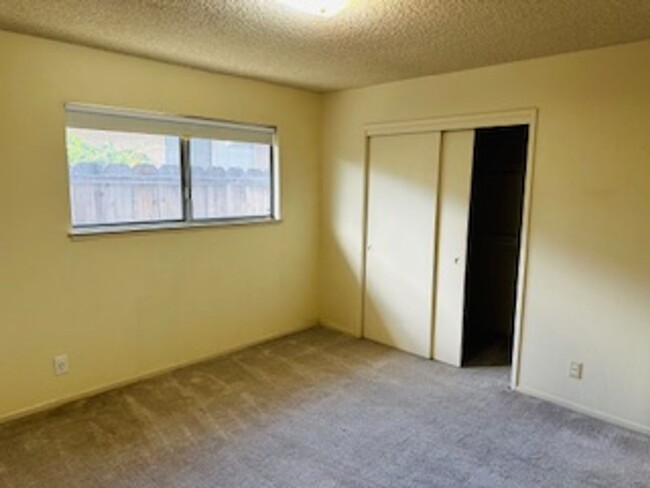 Building Photo - $1,695 - Spacious Two Bedroom +Flex Room- ...