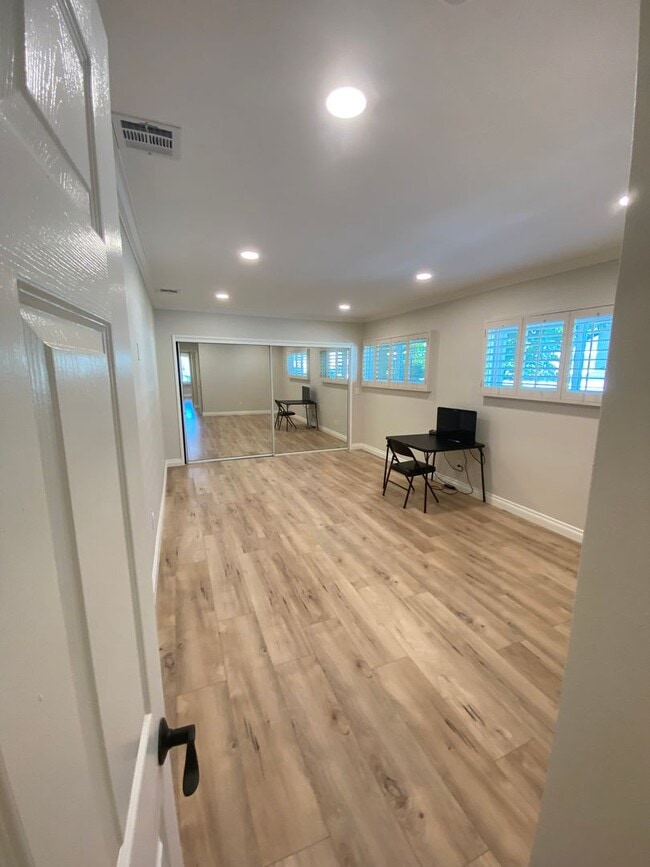 Building Photo - Beautifully Remodeled 3 Bedroom Naples Hou...