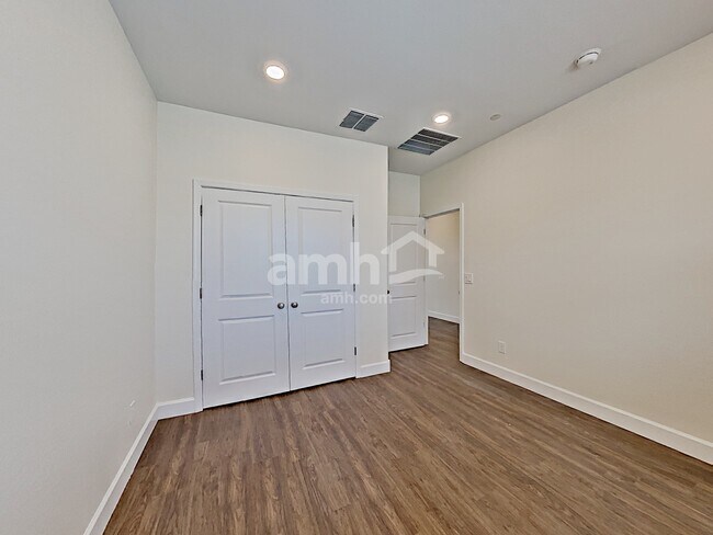 Building Photo - 5949 W Columbine Dr