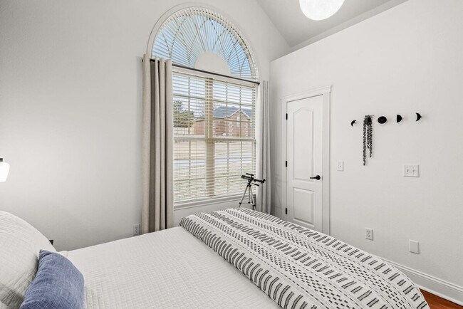 Building Photo - 1802 NW Mustang Ave