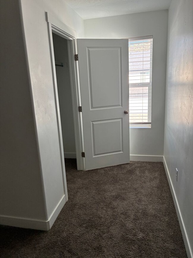 Building Photo - 3 Bedroom Townhome