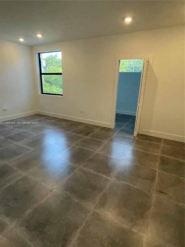 Building Photo - 2737 SW 2nd St