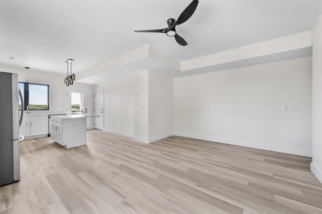 Building Photo - 1295 Holmden Ave