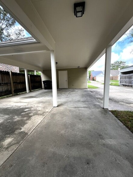 Building Photo - 1741 Twisted Oak Ln