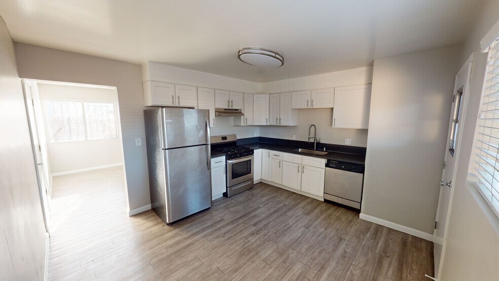 Interior Photo - 2 BED & 1 BATH UNIT AVAILABLE - LOS ANGELES!