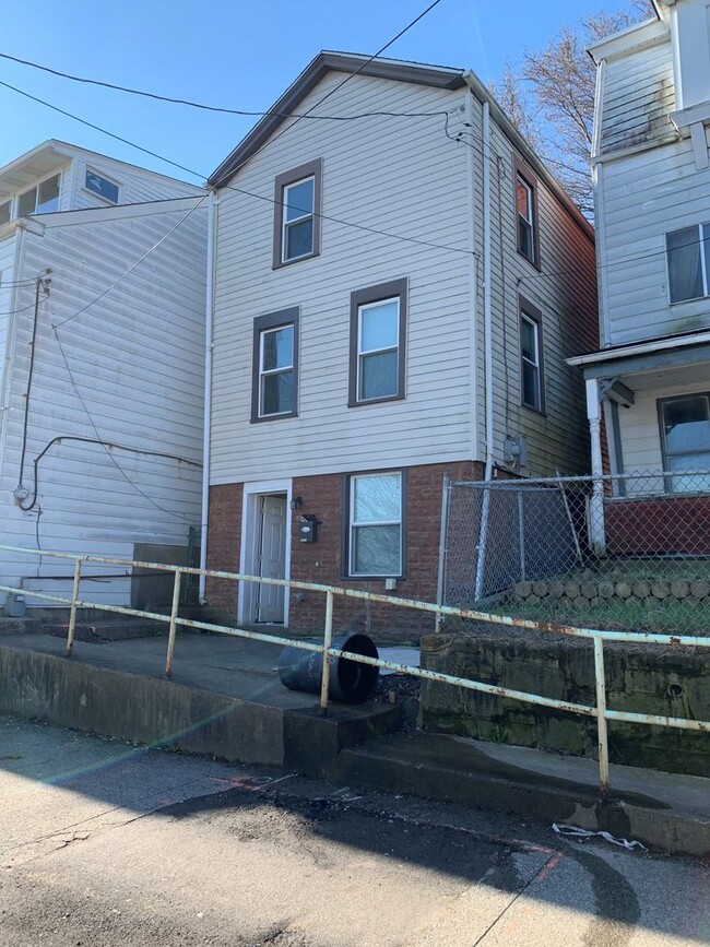 Building Photo - 3 Bedroom House in Southside Slopes with Off Street Parking Spot