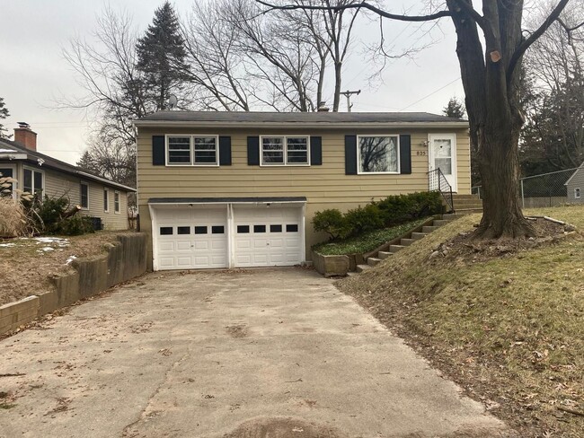 Building Photo - 3 bedroom home in Forest Hills Coming Soon!