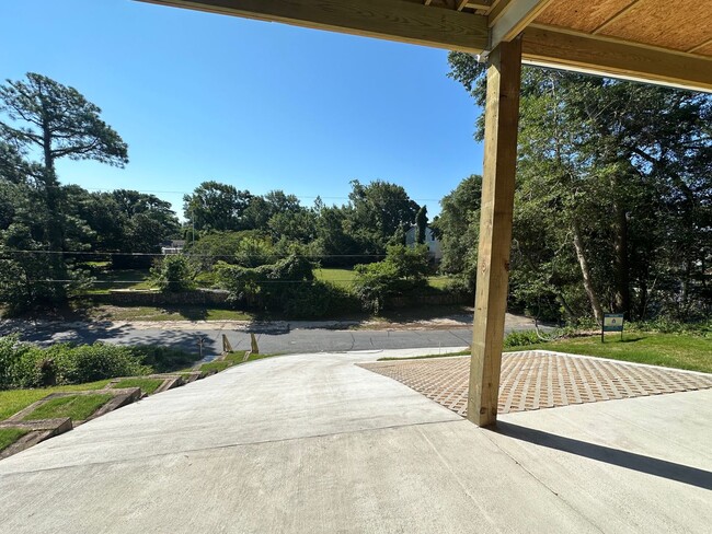 Building Photo - TREETOP HOME w/downstairs Suite