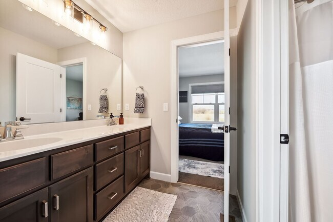 Building Photo - 2275 Lakeshore Point Dr N E