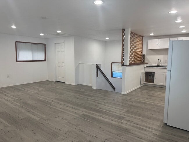 Building Photo - Lovely In-Town Shelton Home!