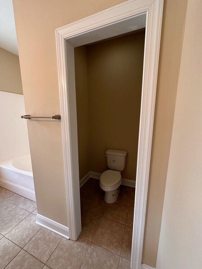 Building Photo - Perfect on Pineflat!