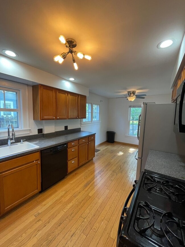 Building Photo - 1404 E Park Pl