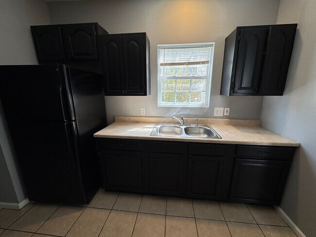 Building Photo - Near Eastside 3 Bedroom 2 Bath with Central air