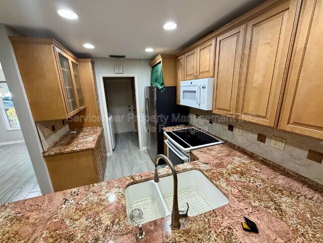 Building Photo - 423 Whispering Oaks Ct