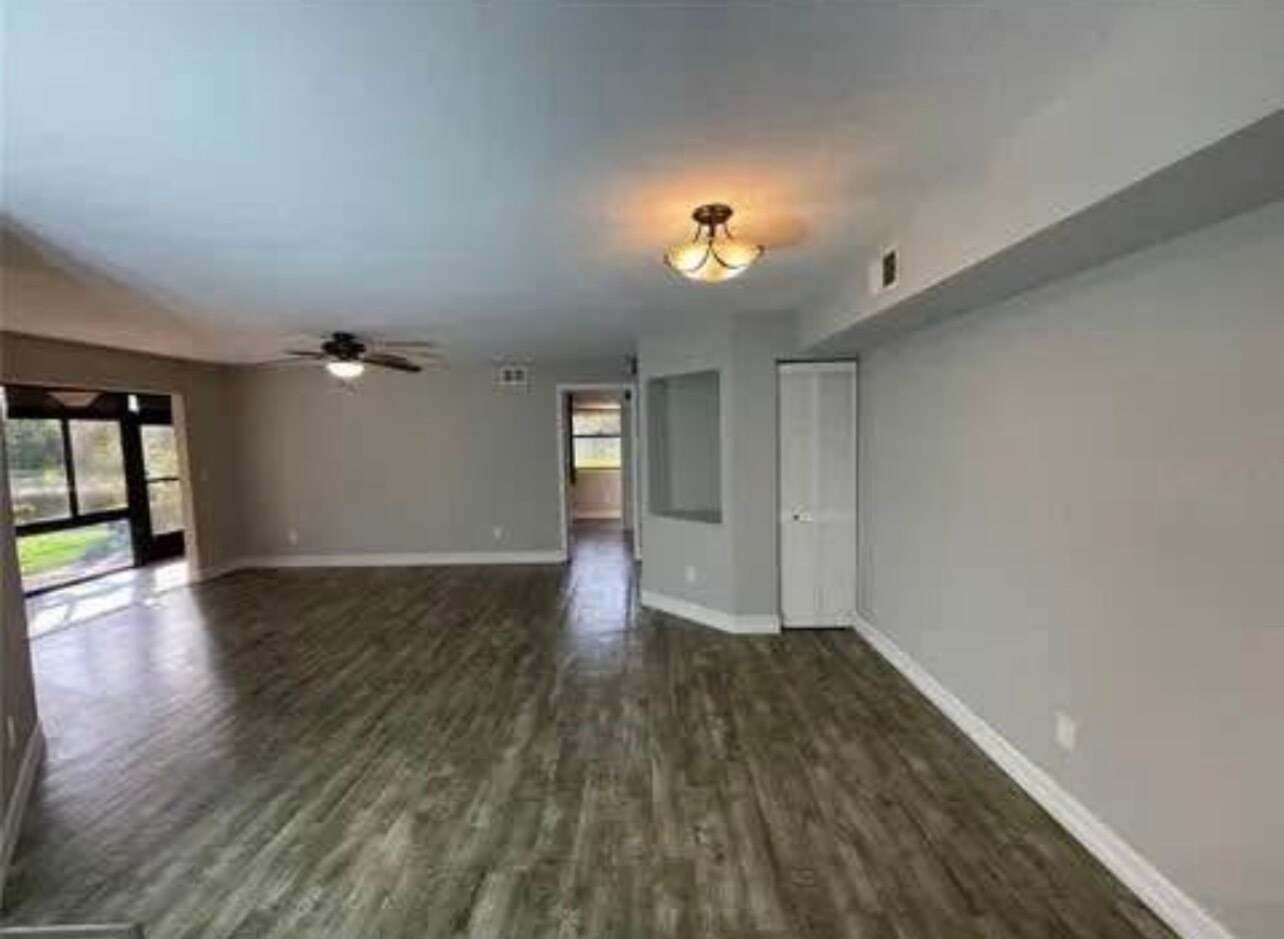 Building Photo - 2650 Oak Park Way